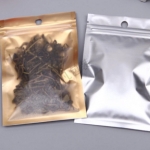 ถุงซิปแบน ซิปล็อค หน้าขุ่น พื้นหลังสีทอง ด้านหลังสีเงิน ตั้งไม่ได้ ขนาด 10x18cm