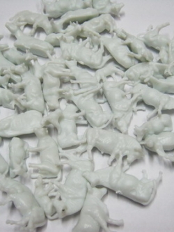 วัว สีขาว คละแบบ (สเกล 1:87) / ชุด 100 ตัว