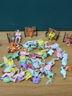 คนนั่ง สเกล 1:100 คละแบบ / 100 ตัว