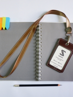 สายคล้องบัตรแบบ slim size สีน้ำตาล