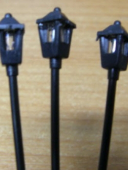 เสาไฟโคมเดี่ยว 6 โวลต์ สูง 6.8 - 7 ซ.ม. (1:150) / ชุด 5 ต้น