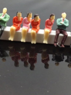 คนนั่ง สเกล 1:43 คละแบบ 25 ตัว