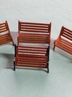 ม้านั่งยาว สีน้ำตาล สเกล 1:87 / ชุด 4 ตัว