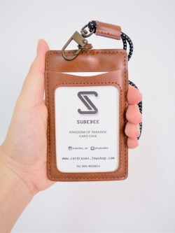 Subedee Classic ชุดซองใส่บัตรหนังออยล์ พร้อมสายคล้องคอยืดได้ : Brown (สีน้ำตาล)