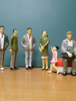 คนจิ๋ว นั่ง+ยืน ผสม สเกล 1:25 คละแบบ / ชุด 10 ตัว