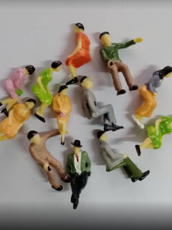 คนจิ๋ว สเกล 1:30 ท่านั่ง ชาย-หญิง คละแบบ / 6 ตัว