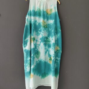 เดรสผูกโบว์หลัง Size :F ผ้าคอตตอน 100% พรีเมียมแบบมีเทกเจอร์ มัดย้อมโดยใช้สีปลอดสารพิษ ลวดลายพิมพ์ด้วยใบไม้ สีสันสวย