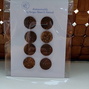 กระดุมไม้กะลากลมขนาดเส้นผ่านศูนย์กลาง 2.2cm 1แพ็ค มี 8 ชิ้น