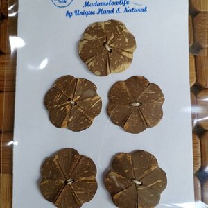 กระดุมกะลามะพร้าวจากธรรมชาติ รูปดอกไม้ 1แพ็ค มี 5 ชิ้น