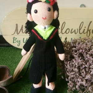 ตุ๊กตาถักโครเชต์ไหมพรม Graduate doll1