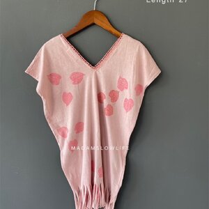 เสื้อคอวีหน้าหลัง Size F เนื้อผ้าคอตตอนออแกนิค single jersey ย้อมสีธรรมชาติและพิมพ์ลายด้วยใบไม้