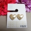 H&M ต่างหูหัวใจสีมุข